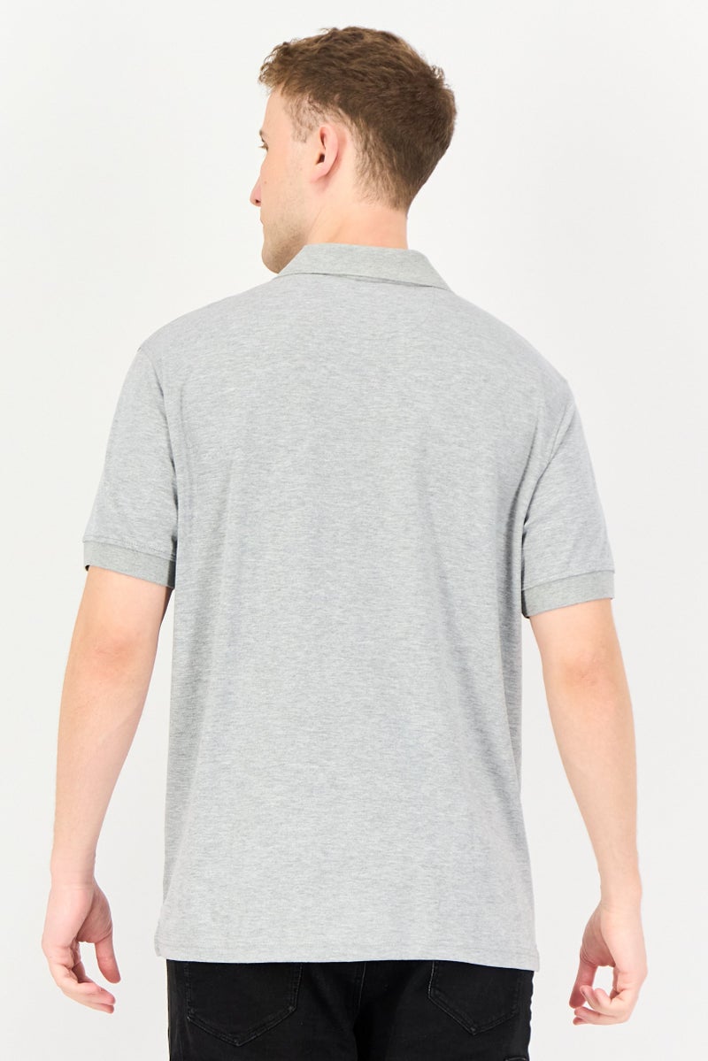 Chaps تي شيرت بولو قصير الأكمام للرجال بتصميم عادي وشعار مطرز، رمادي - Image 3